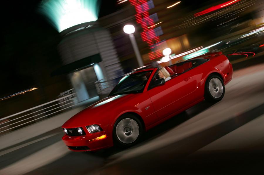  Ford Mustang GT Convertible 2005 года  (фото 41 из 44)